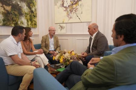 Imagen Miguel Ángel de Vicente recibe en el Palacio Provincial a la nueva vicerrectora del campus María Zambrano de la UVa y al nuevo director...